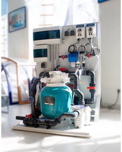 Стенд с оборудованием для фильтрации и дозирования реагентов в бассейне